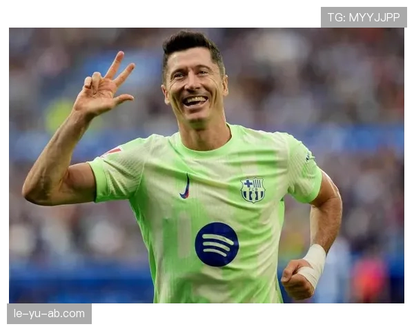 莱万多夫斯基职业生涯700球达成，缔造足坛传奇新纪元