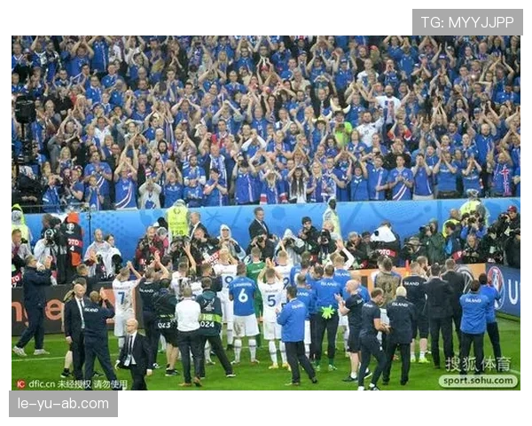 冰岛球迷再掀维京战吼热潮，激情助威点燃足球赛场