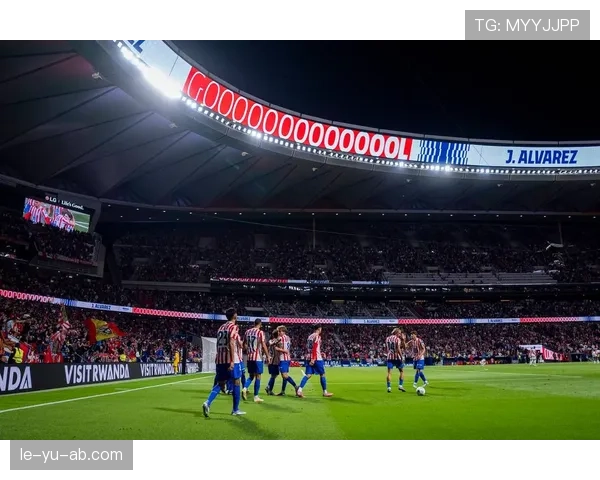 西甲新赛季拉开帷幕，豪门对决备受球迷关注与期待